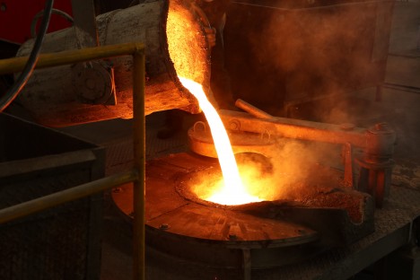 Molten iron pour from ladle into melting furnace ; foundry porcess